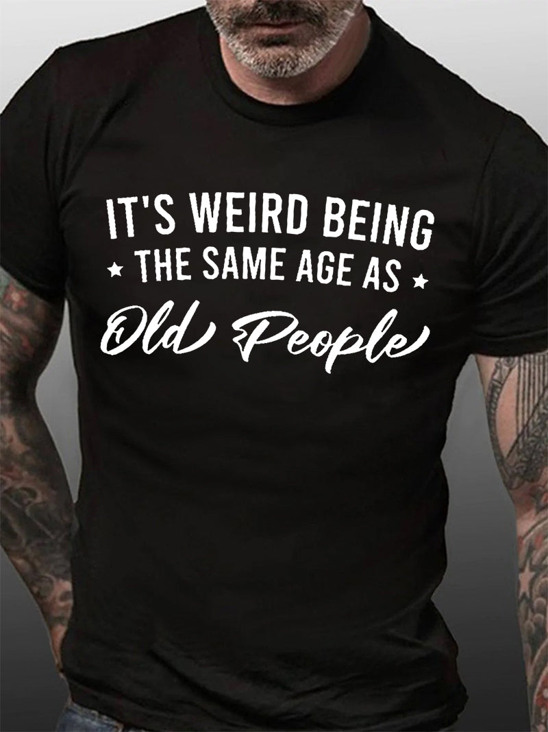C'est bizarre d'avoir le même âge que les personnes âgées, T-Shirt avec slogan imprimé pour femmes