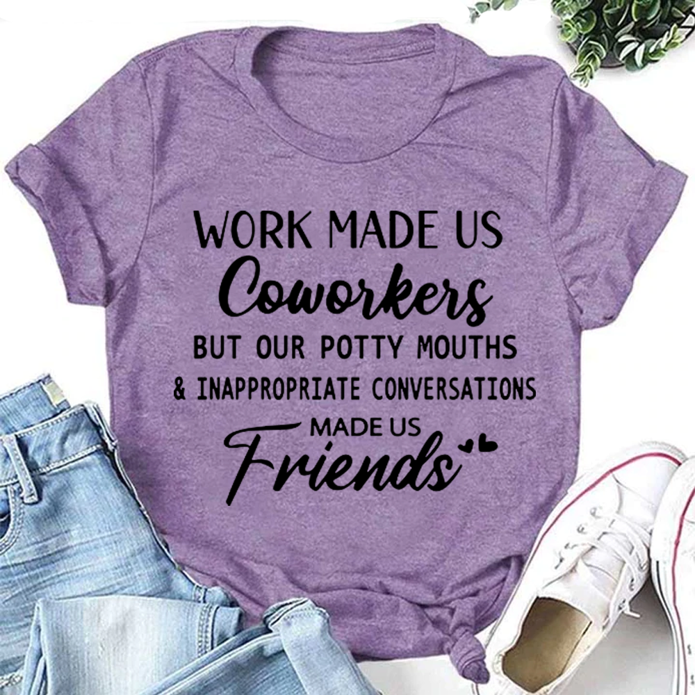 Le travail a fait de nous des collègues qui nous ont fait des amis T-shirt imprimé avec lettre