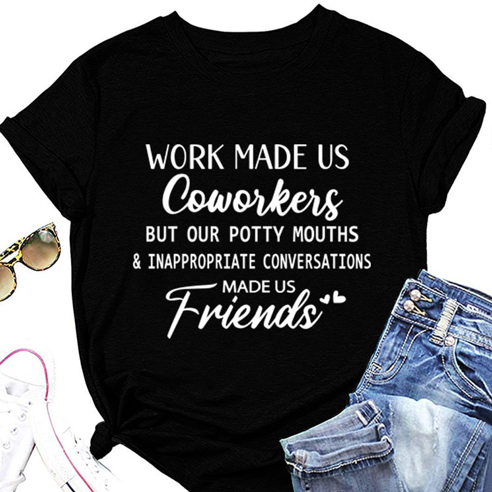 Le travail a fait de nous des collègues qui nous ont fait des amis T-shirt imprimé avec lettre