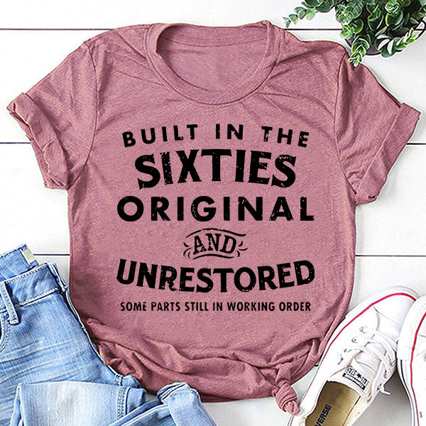 T-shirt à slogan imprimé pour femmes construit dans les années 60