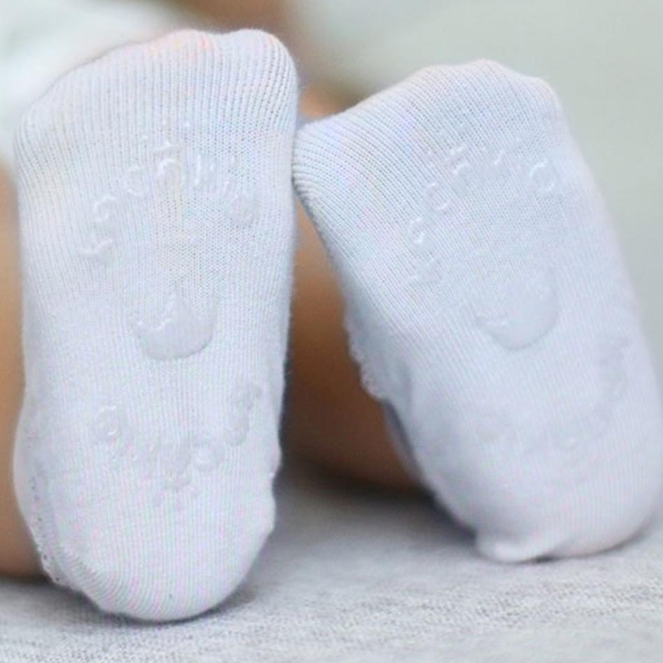 Jolies chaussettes en dentelle pour bébé