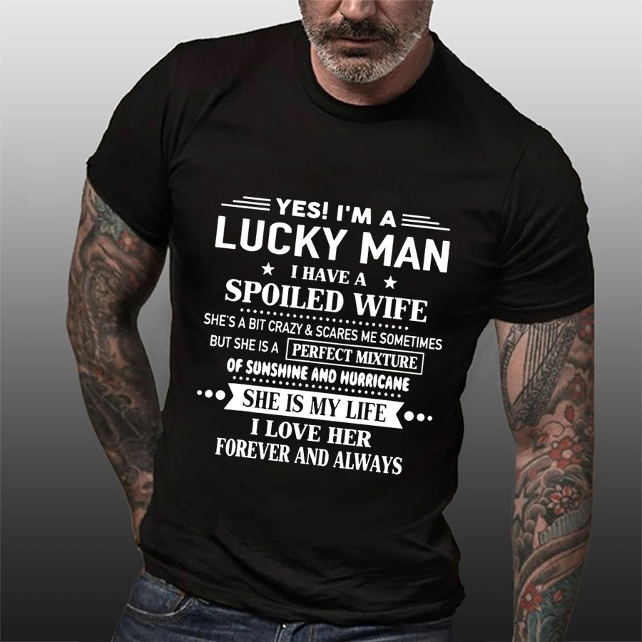 Oui, je suis un homme chanceux imprimé t-shirt avec slogan pour hommes