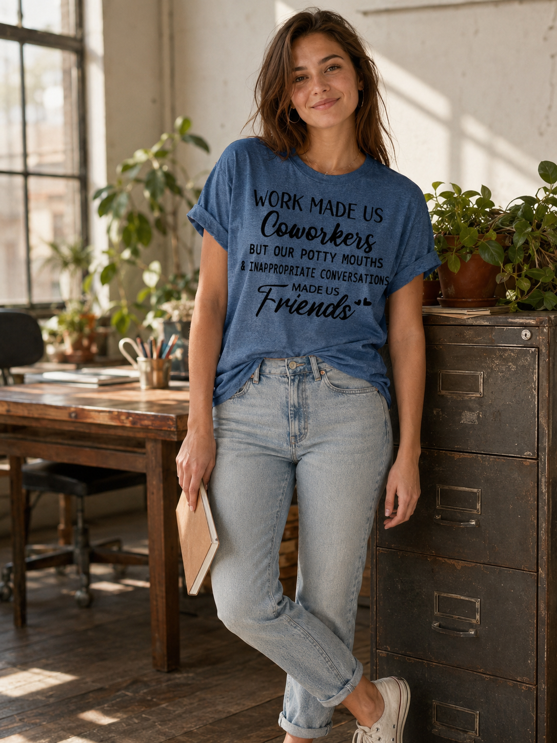 Le travail a fait de nous des collègues qui nous ont fait des amis T-shirt imprimé avec lettre 