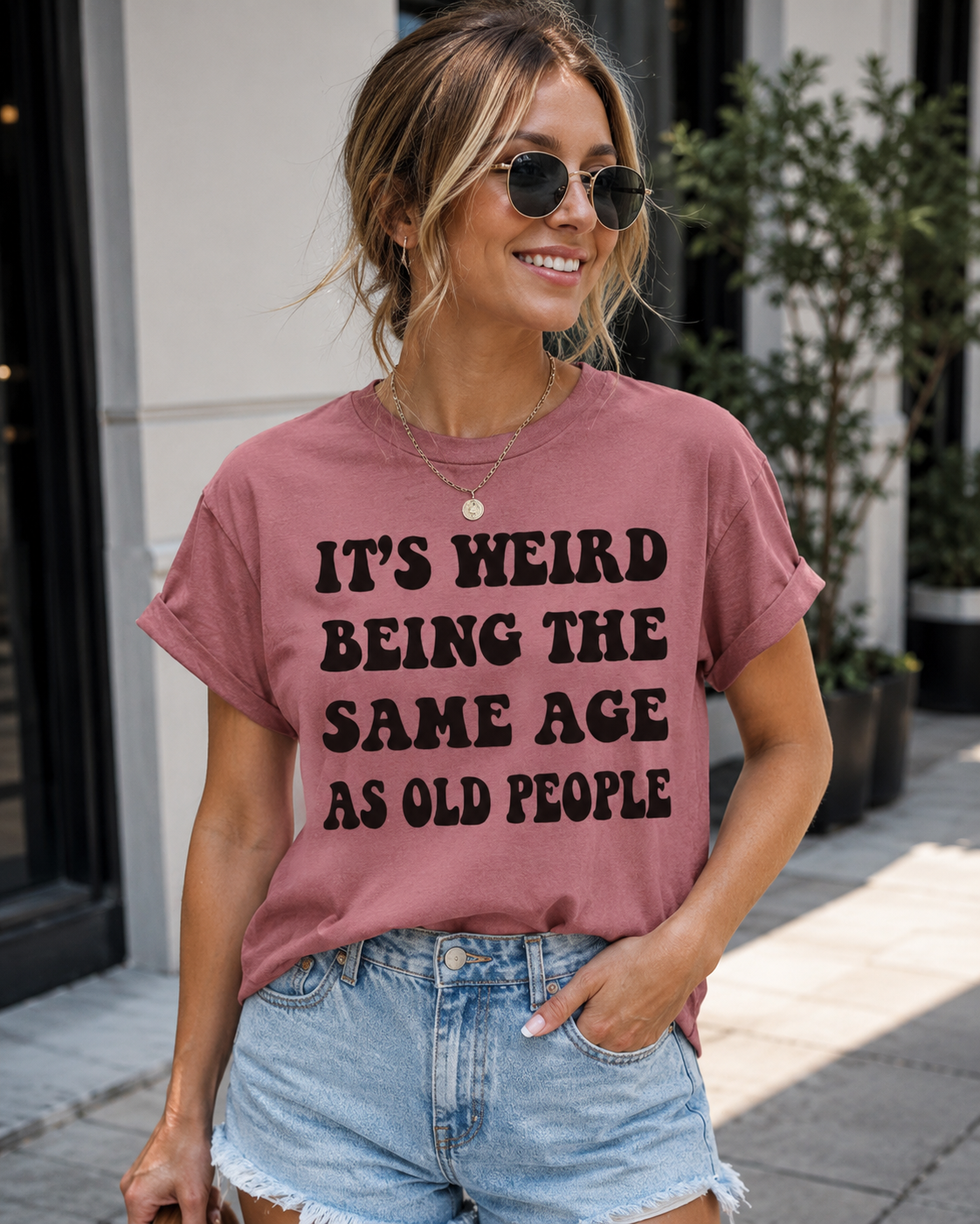 C'est un t-shirt à slogan imprimé pour femmes 