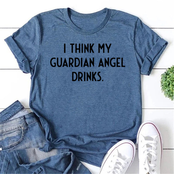 Je pense que mon ange gardien boit un T-Shirt avec slogan imprimé pour femmes 