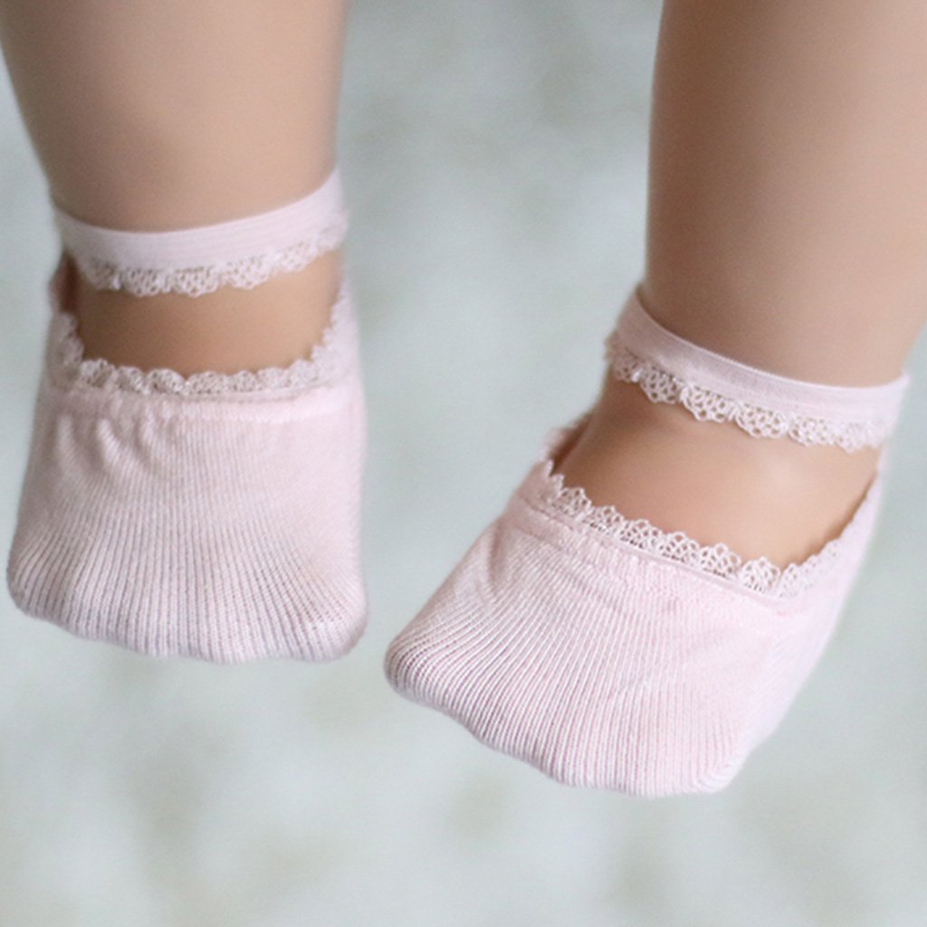 Jolies chaussettes en dentelle pour bébé