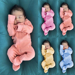 Jolie combinaison bébé à manches longues de couleur unie