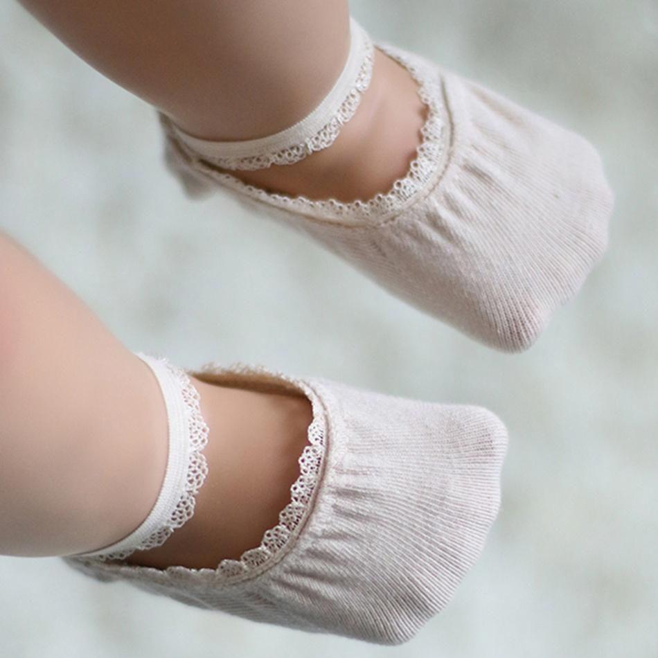 Jolies chaussettes en dentelle pour bébé