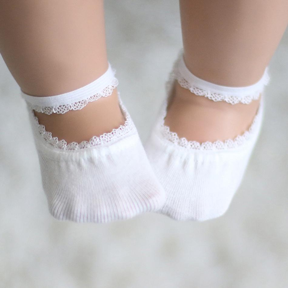 Jolies chaussettes en dentelle pour bébé