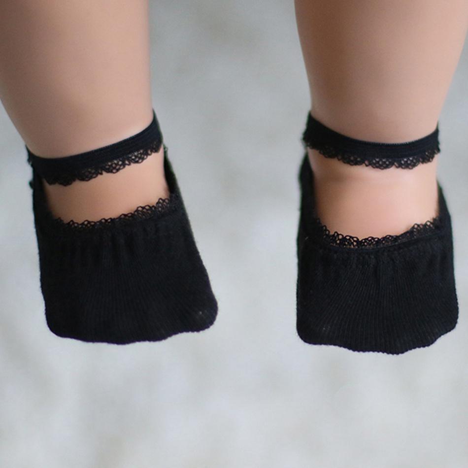 Jolies chaussettes en dentelle pour bébé