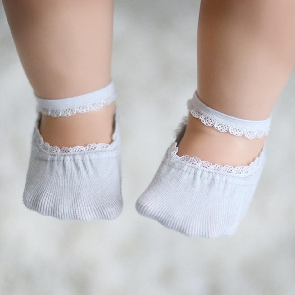 Jolies chaussettes en dentelle pour bébé