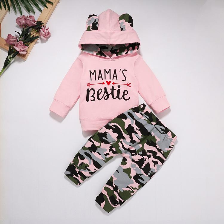 Ensemble 2 pièces à capuche imprimé avec lettres « MAMA'S BESTIE » et pantalon camouflage pour bébé