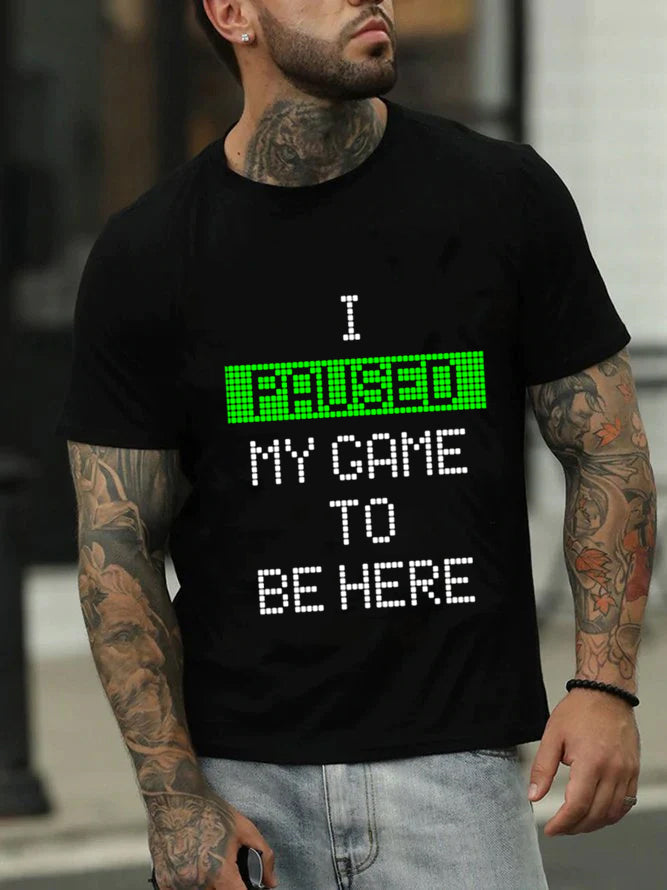 J'ai mis mon jeu en pause pour être ici T-shirt avec slogan imprimé pour hommes 