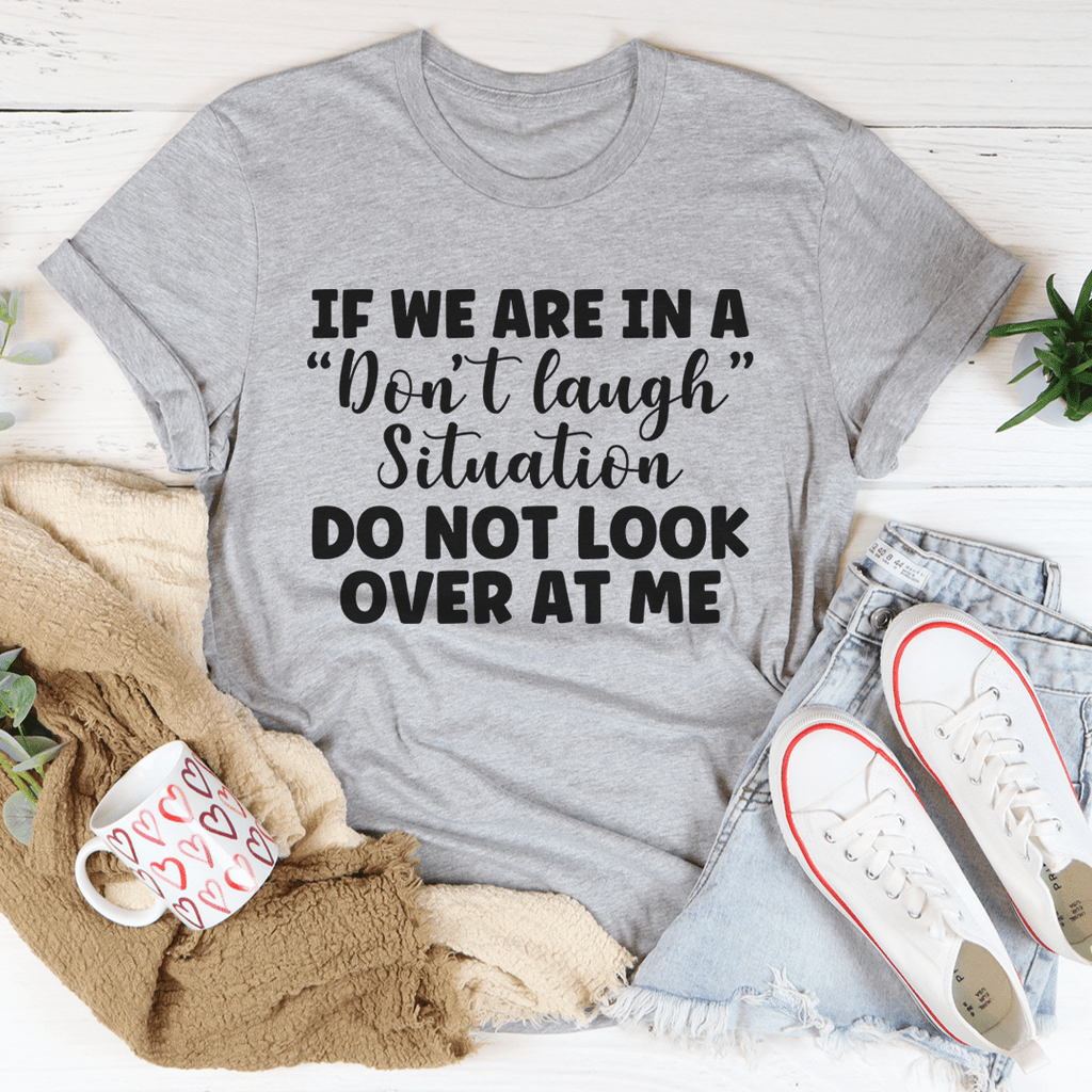 "Si nous sommes dans une situation de ne pas rire, ne me regarde pas" T-shirt imprimé avec lettre 
