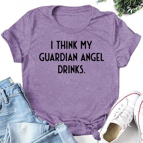 Je pense que mon ange gardien boit un T-Shirt avec slogan imprimé pour femmes 